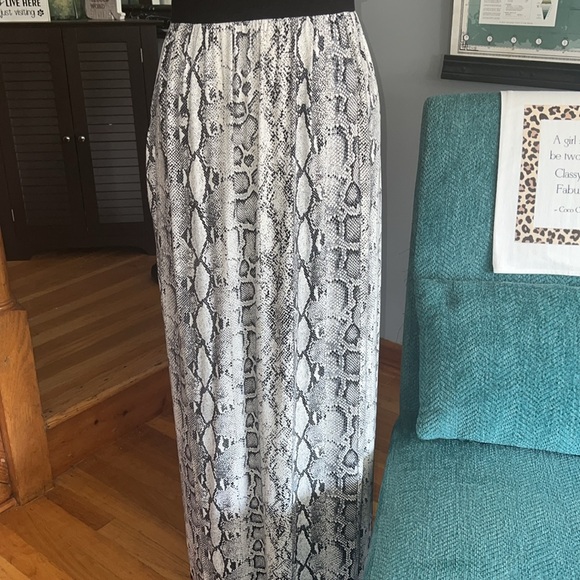 Women’s Maxi Dress - Picture 4 of 6